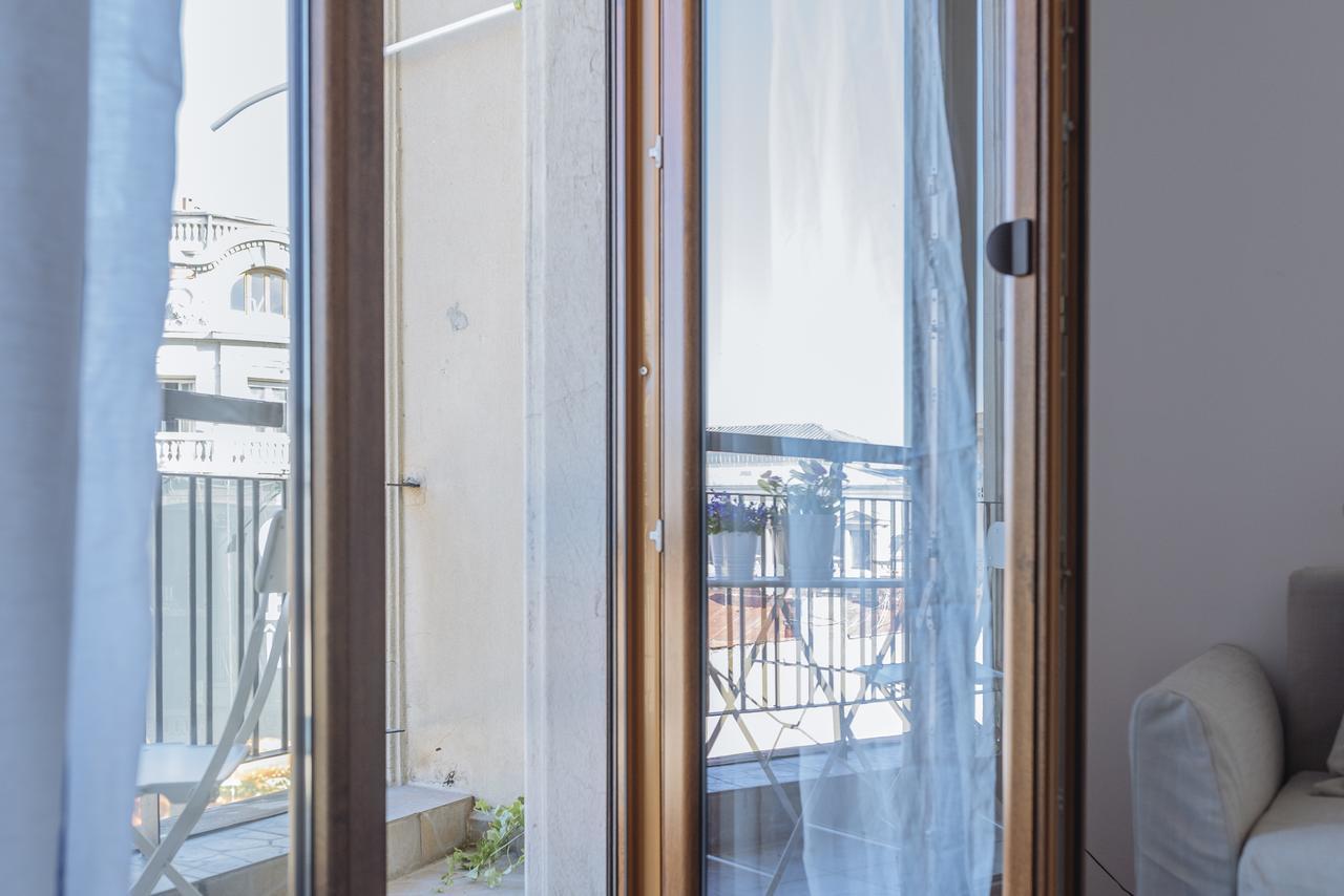 Old Town - City Center Apartment Bukares Bagian luar foto