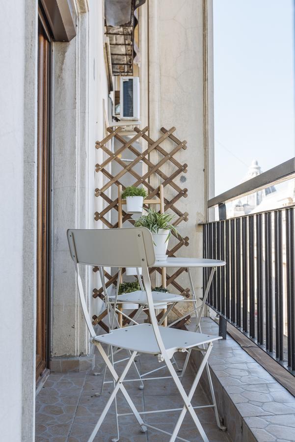Old Town - City Center Apartment Bukares Bagian luar foto