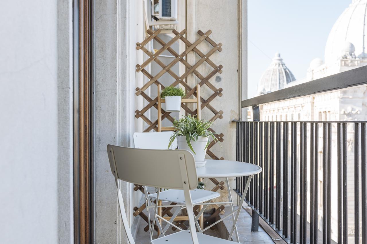 Old Town - City Center Apartment Bukares Bagian luar foto